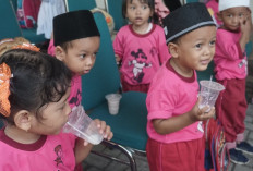 Ajak Siswa PAUD Minum Susu Segar