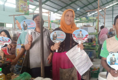 Tim Papera Kendal Blusukan ke Pasar Desa Brangsong, Kenalkan Sosok Mas Dar ke Para Pedagang