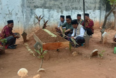 Sebelum Daftar ke KPU, Muhtarom Ziarah ke Makam Kyai