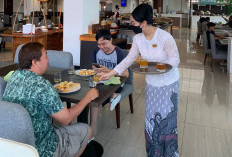 Buffet Ambasador Hotel Santika Pekalongan, Kenakan Kebaya Tugasnya Tawarkan Jamu Kepada Para Tamu