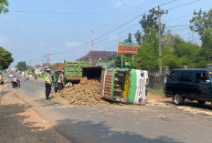 As Roda Patah, Dump Truk Muatan Tanah Terguling