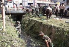 TNI Kodim 0710 Pekalongan bersama Masyarakat Bersih-Bersih Pasar Kedungwuni