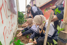 Mahasiswa KKN UNIKAL Ajak Warga Panjang Wetan Buat Pupuk Kompos dengan Cacing ANC