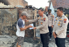 3 Rumah jadi Korban Kebakaran, Polres Batang Serahkan Bansos dan Tali Asih