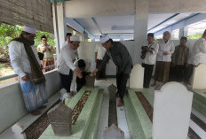 Ziarah ke Makam Muassis NU, PCNU Kota Pekalongan Ajak Pelajar agar Tak 'Kepaten Obor'