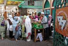 Tak Hanya Bernostalgia, Reuni 25 Tahun Alumni Sumntang 99 Malah Bagikan Sayur ke Jamaah Masjid