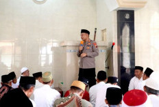 Kapolres Sholat Jumat di Bligorejo