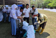 Peringati World Clean Up Day 2024, DLH Batang Terjunkan Tim Sapu Bersih Sampah di Lokasi Simulasi Makan Gratis