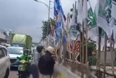 Tersangkut Bendera Parpol, Pasutri Kecelakaan